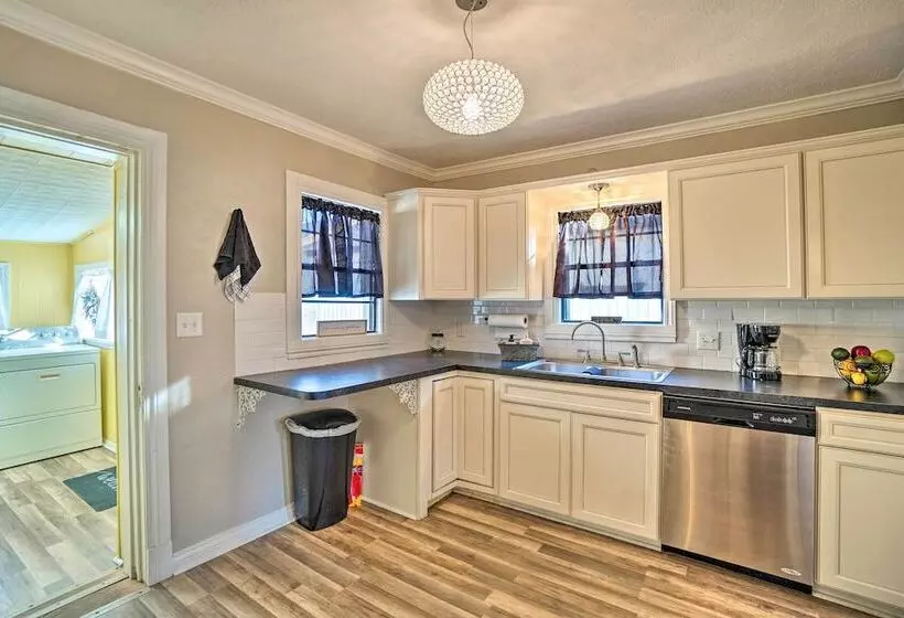 Lawton Home ~ 5 Mi To Fort Sill!