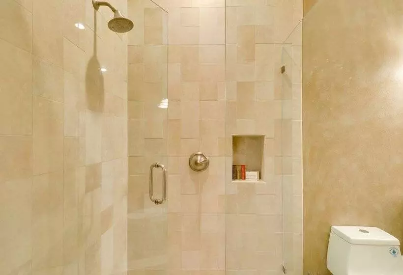 Contemporary Brandon Home W/ Pool & Game Room