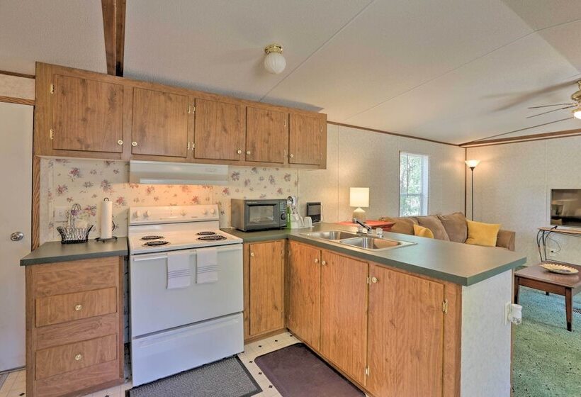 Cozy Florida Getaway, 14 Mi To Royal Springs!