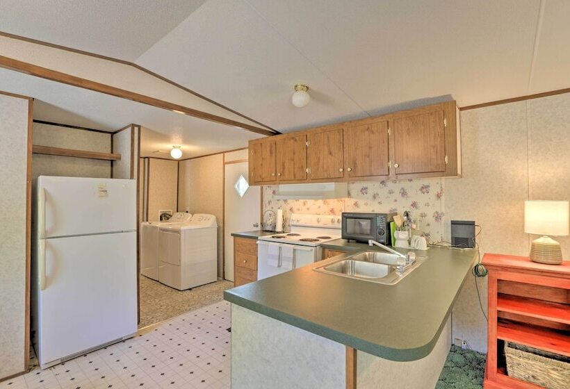 Cozy Florida Getaway, 14 Mi To Royal Springs!