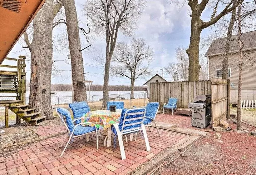 Cozy Home W/ Yard: Steps To Mississippi River