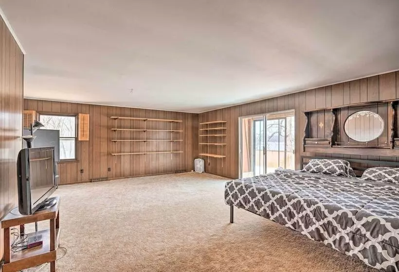 Cozy Home W/ Yard: Steps To Mississippi River