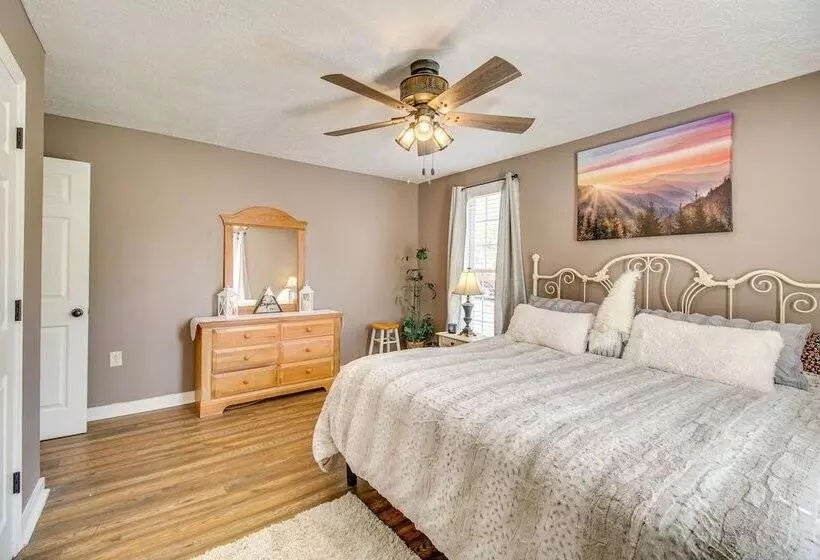 Homey Luray Cabin W/ Fire Pit & Deck!