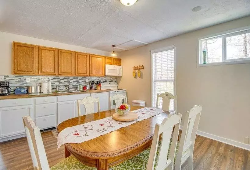 Homey Luray Cabin W/ Fire Pit & Deck!