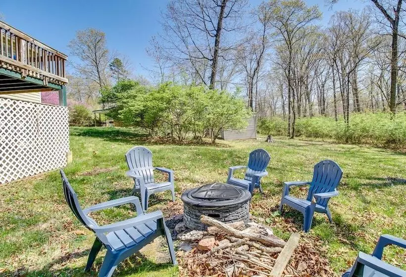 Homey Luray Cabin W/ Fire Pit & Deck!