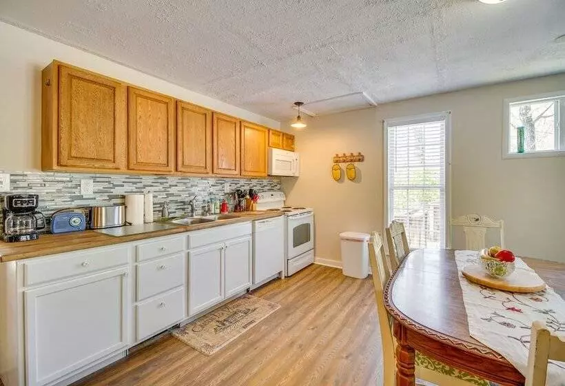 Homey Luray Cabin W/ Fire Pit & Deck!