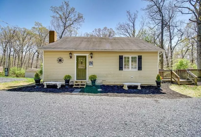 Homey Luray Cabin W/ Fire Pit & Deck!