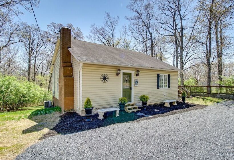 Homey Luray Cabin W/ Fire Pit & Deck!