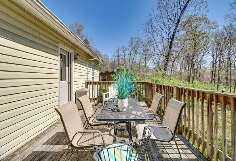 Homey Luray Cabin W/ Fire Pit & Deck!