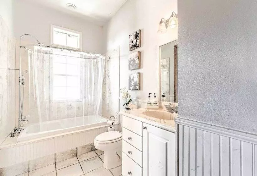 House W/ Wraparound Porch, 1/2 Mi To Lake!