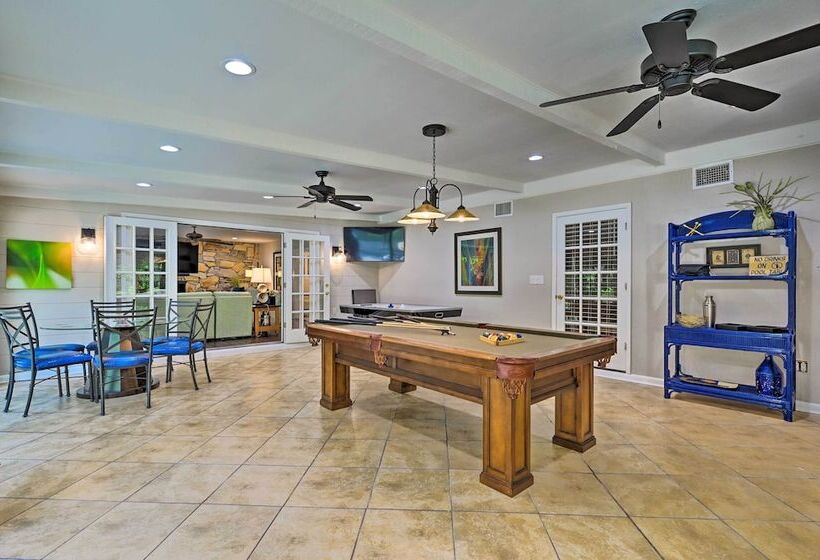 Huge Lutz Family Retreat W/ Game Room & Pool!