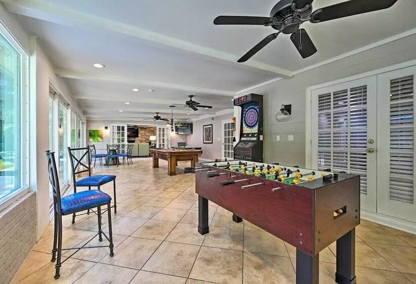Huge Lutz Family Retreat W/ Game Room & Pool!