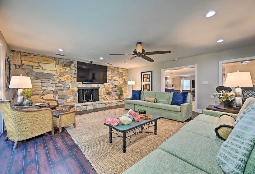 Huge Lutz Family Retreat W/ Game Room & Pool!