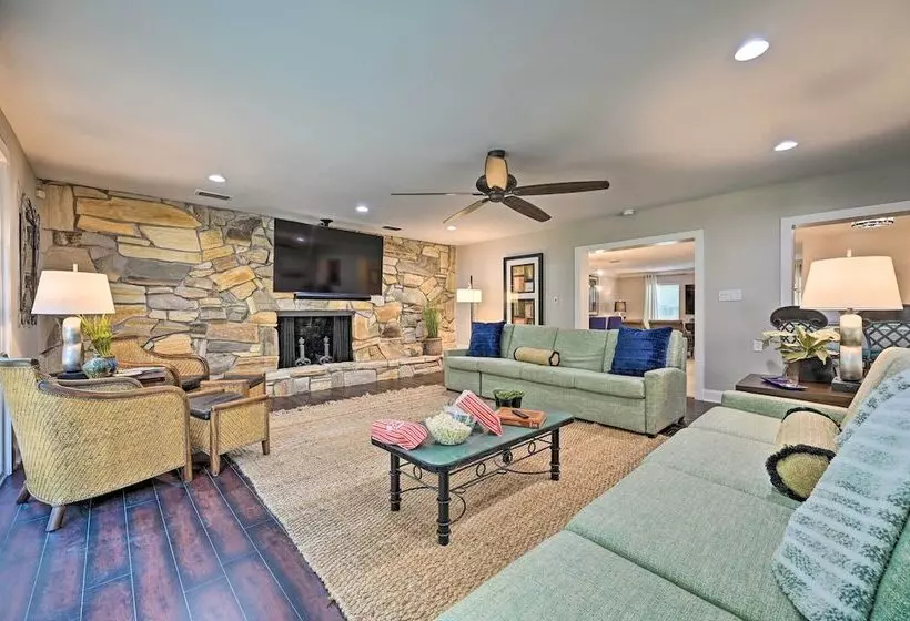 Huge Lutz Family Retreat W/ Game Room & Pool!