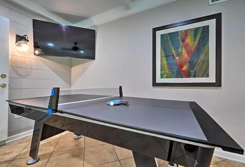 Huge Lutz Family Retreat W/ Game Room & Pool!