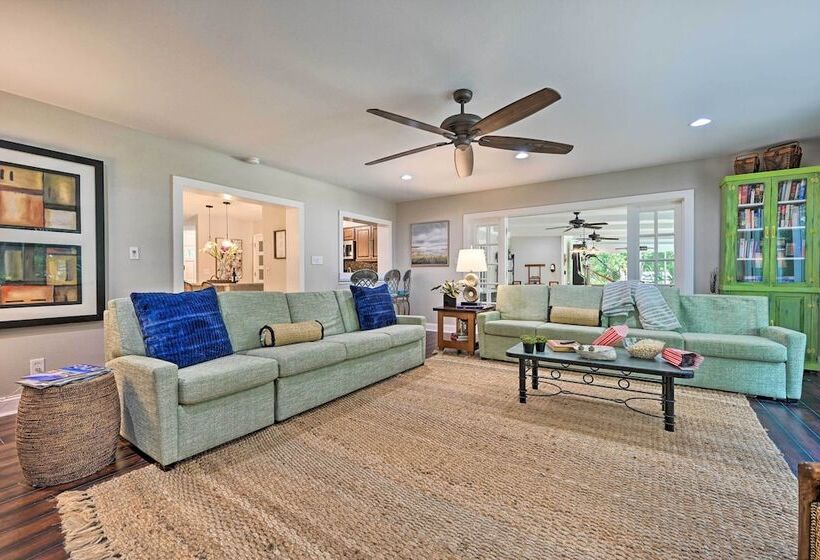 Huge Lutz Family Retreat W/ Game Room & Pool!