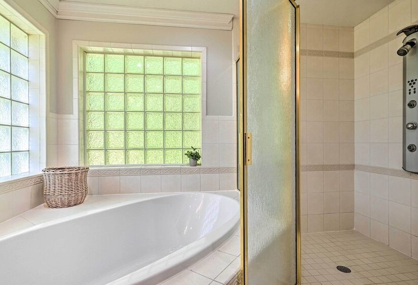 Huge Lutz Family Retreat W/ Game Room & Pool!