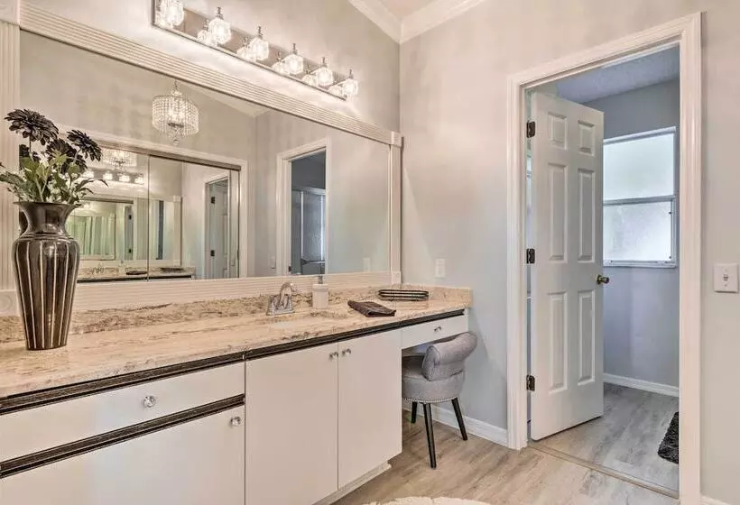 Inviting Lady Lake House: In The Village!