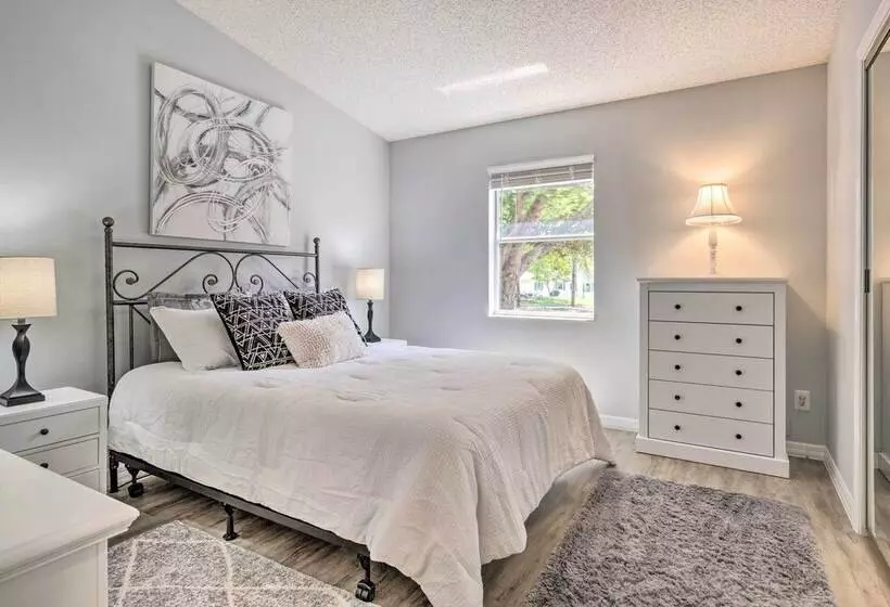 Inviting Lady Lake House: In The Village!