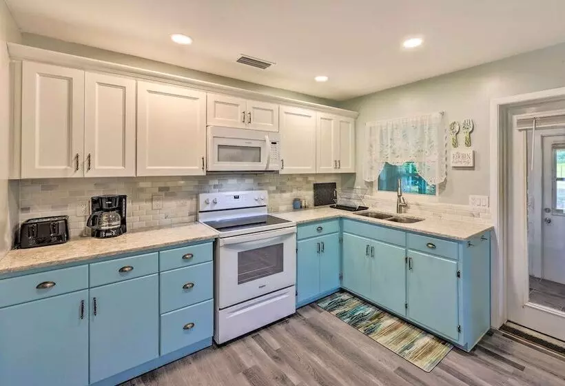 Lakeside Crescent City Cottage: Boat + Dock!