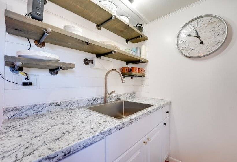 Lakeside Reeds Spring Home W/ Pool Access & Deck!