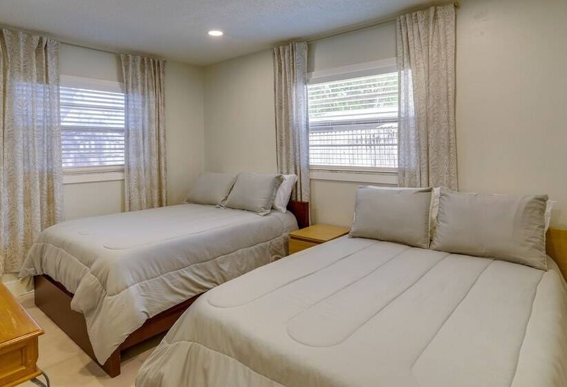 Largo Family Home W/ Sunroom & Back Patio!