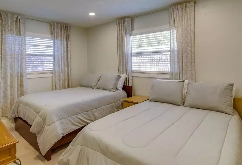 Largo Family Home W/ Sunroom & Back Patio!