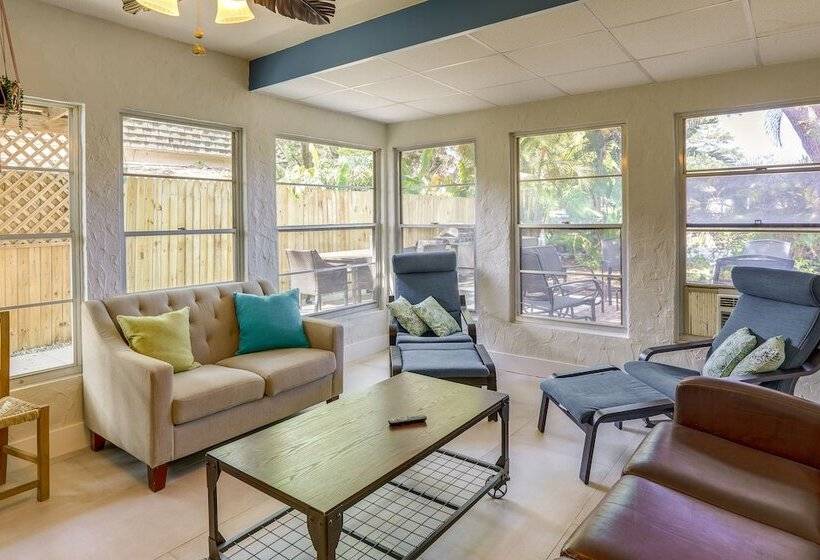 Largo Family Home W/ Sunroom & Back Patio!