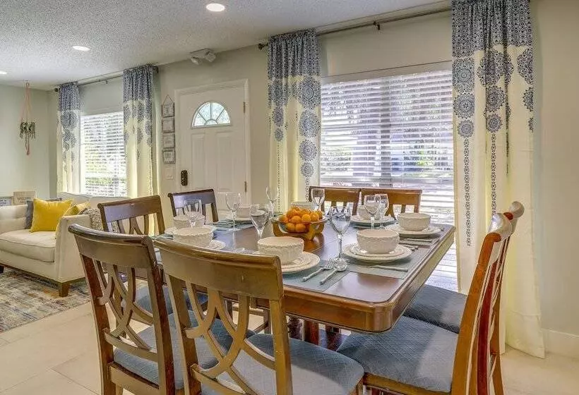 Largo Family Home W/ Sunroom & Back Patio!