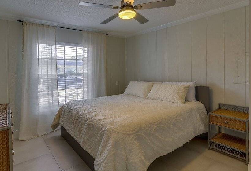 Largo Family Home W/ Sunroom & Back Patio!