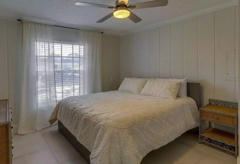 Largo Family Home W/ Sunroom & Back Patio!