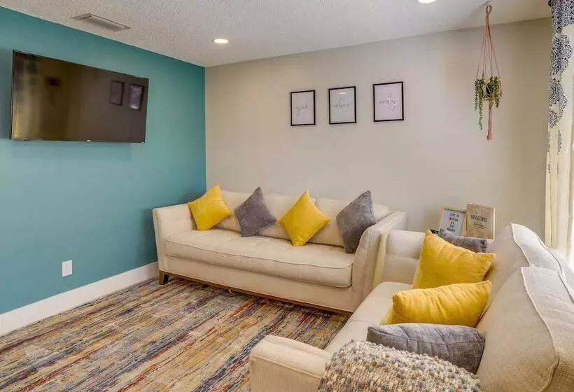 Largo Family Home W/ Sunroom & Back Patio!
