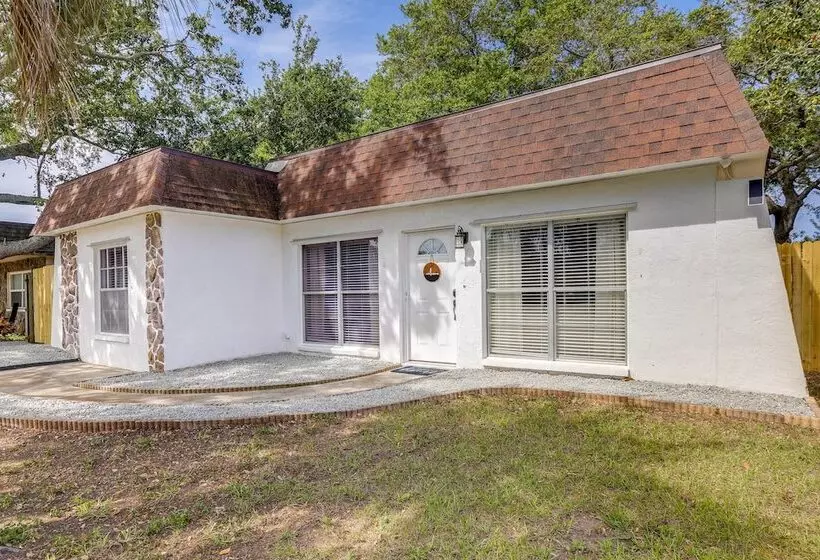 Largo Family Home W/ Sunroom & Back Patio!