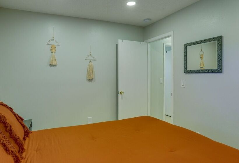 Largo Family Home W/ Sunroom & Back Patio!