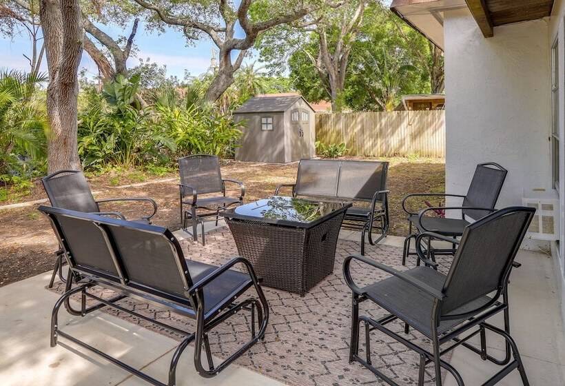 Largo Family Home W/ Sunroom & Back Patio!