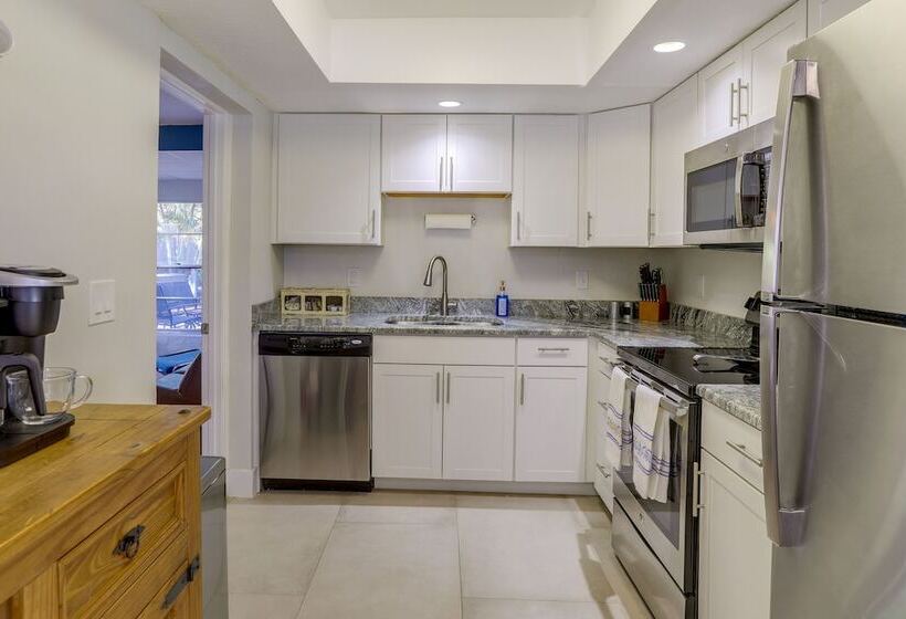 Largo Family Home W/ Sunroom & Back Patio!