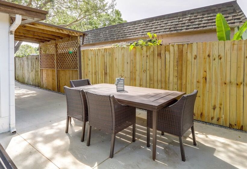 Largo Family Home W/ Sunroom & Back Patio!