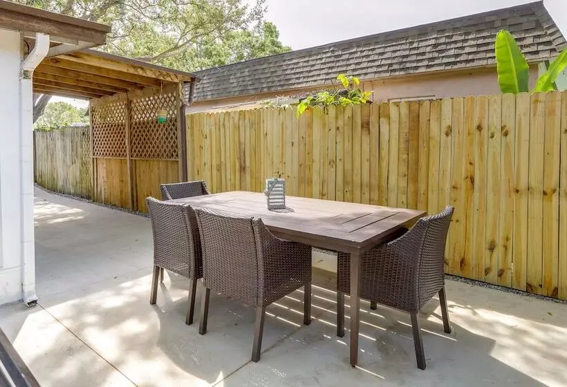 Largo Family Home W/ Sunroom & Back Patio!