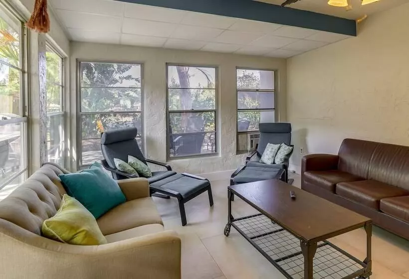 Largo Family Home W/ Sunroom & Back Patio!