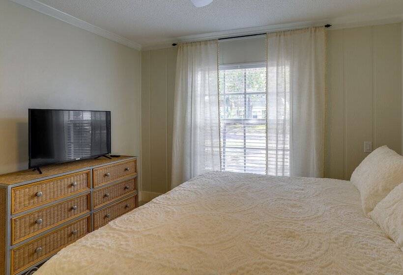 Largo Family Home W/ Sunroom & Back Patio!