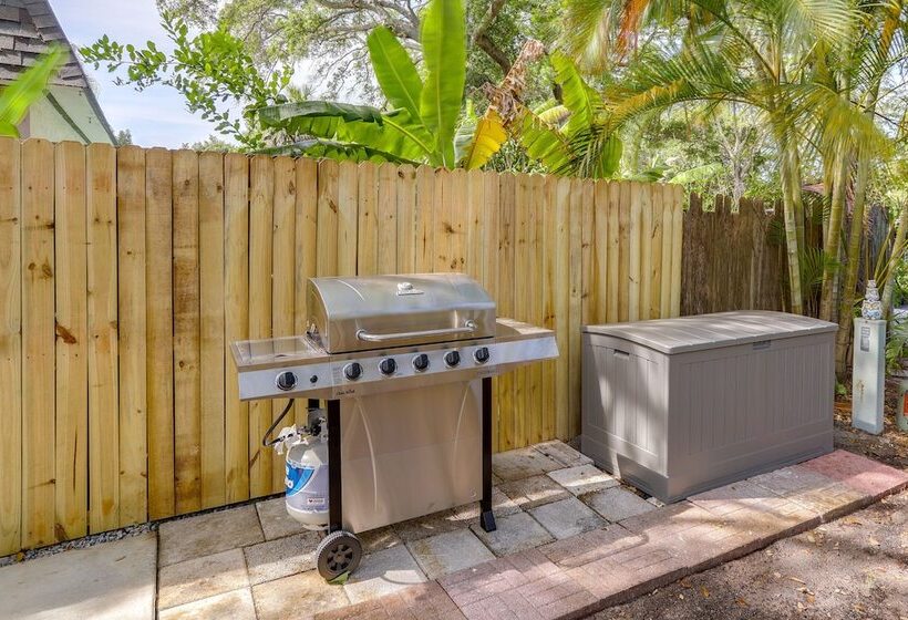 Largo Family Home W/ Sunroom & Back Patio!