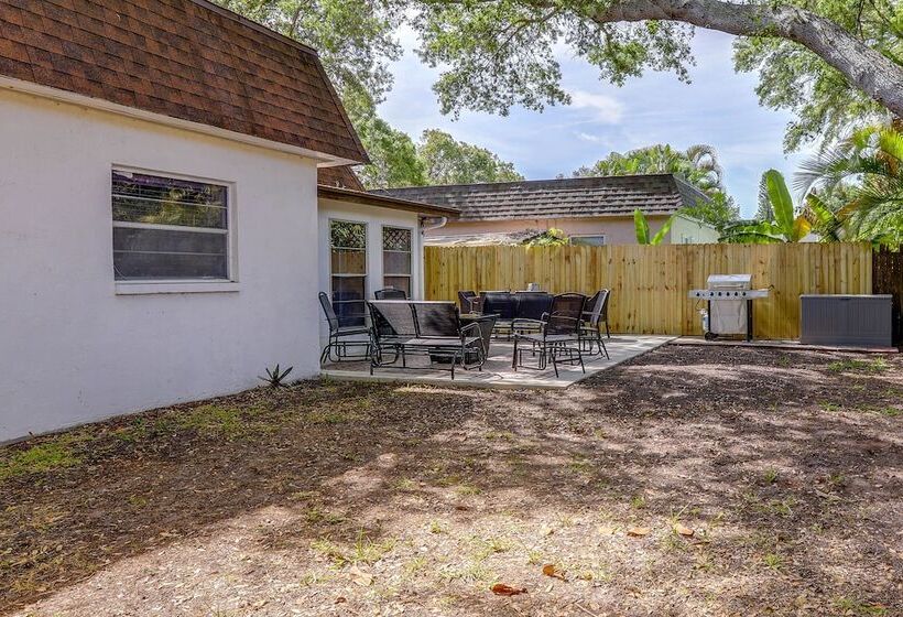 Largo Family Home W/ Sunroom & Back Patio!