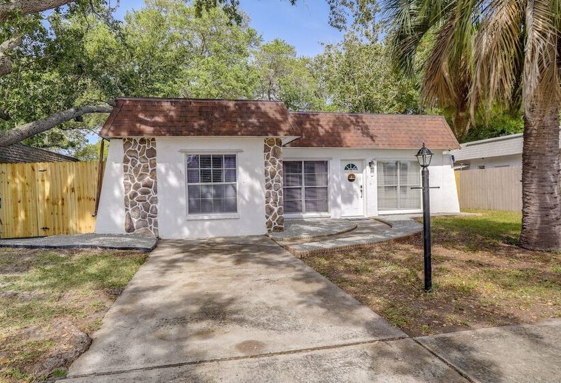 Largo Family Home W/ Sunroom & Back Patio!