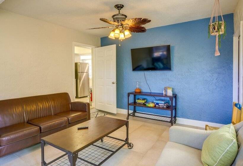 Largo Family Home W/ Sunroom & Back Patio!