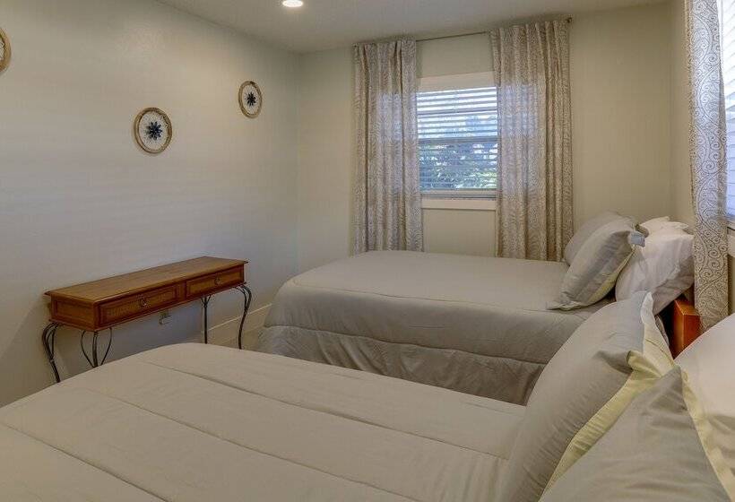 Largo Family Home W/ Sunroom & Back Patio!