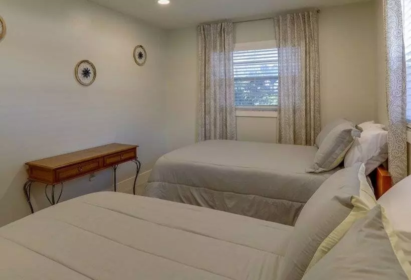 Largo Family Home W/ Sunroom & Back Patio!
