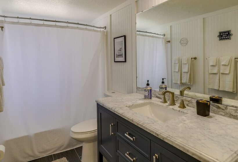 Largo Family Home W/ Sunroom & Back Patio!