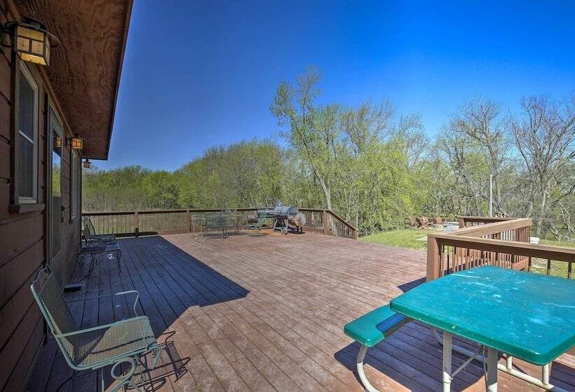 Lodge On 240 Acres W/ Deck, Grill & Fire Pit!