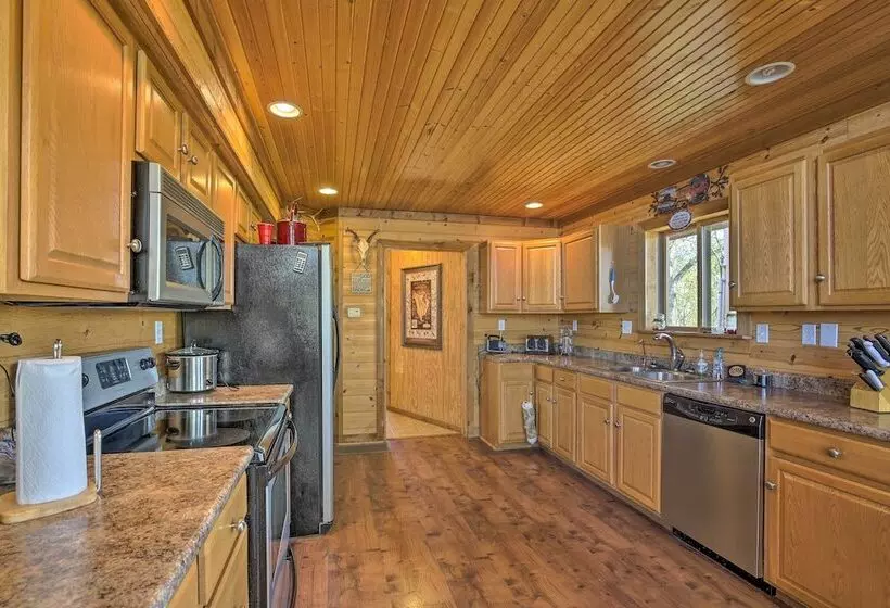 Lodge On 240 Acres W/ Deck, Grill & Fire Pit!