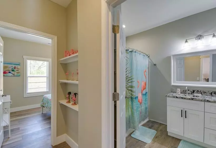 Lovely Vacation Home ~ 1 Mi To Ocean Isle Beach!